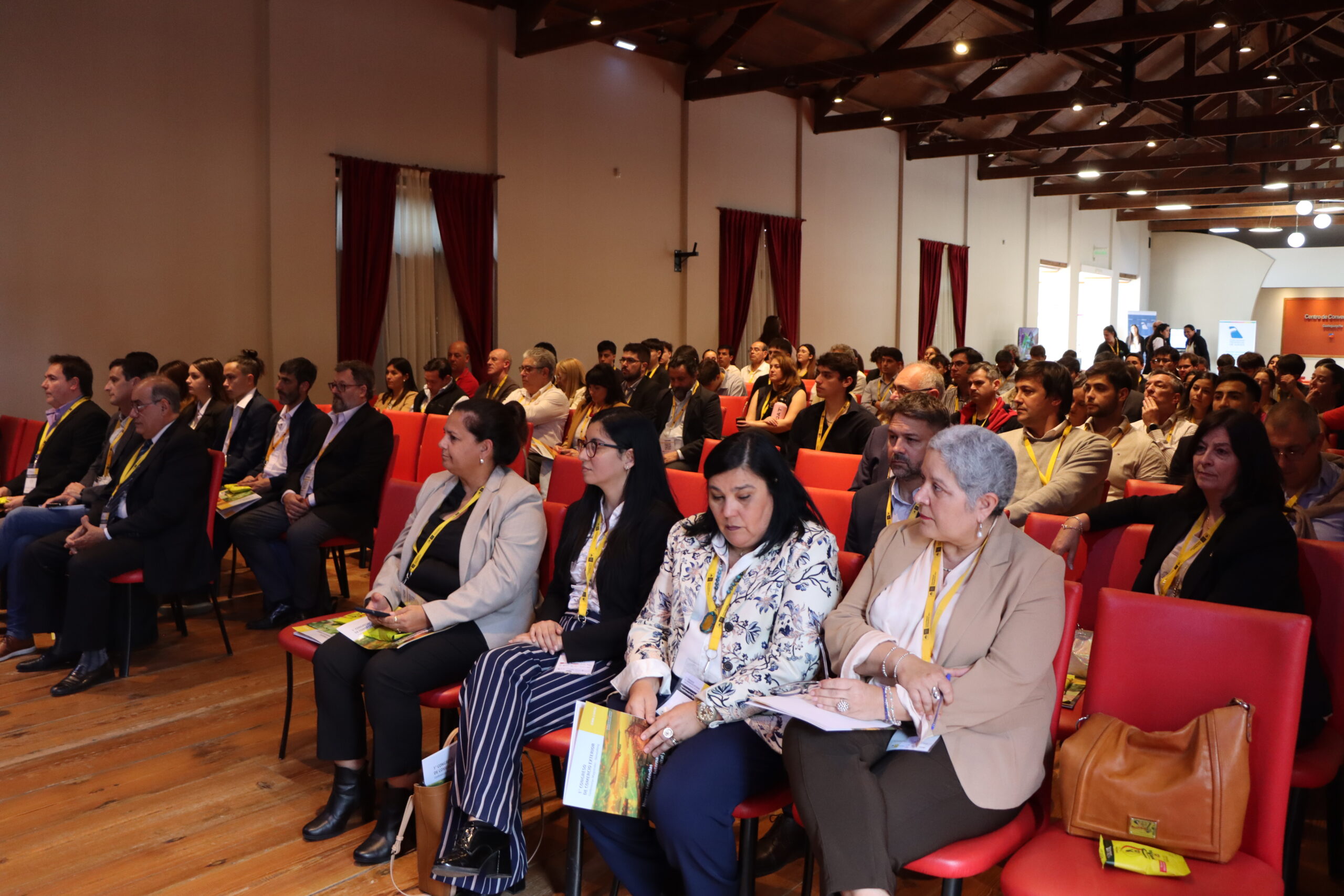 Exportadores, empresarios, emprendedores y estudiantes de comercio exterior