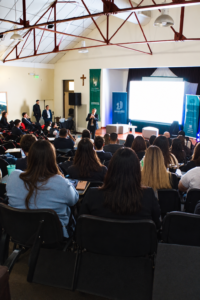 Auditorio lleno UCCUYO 2026 - Charla Lic. Francisco Fariña
